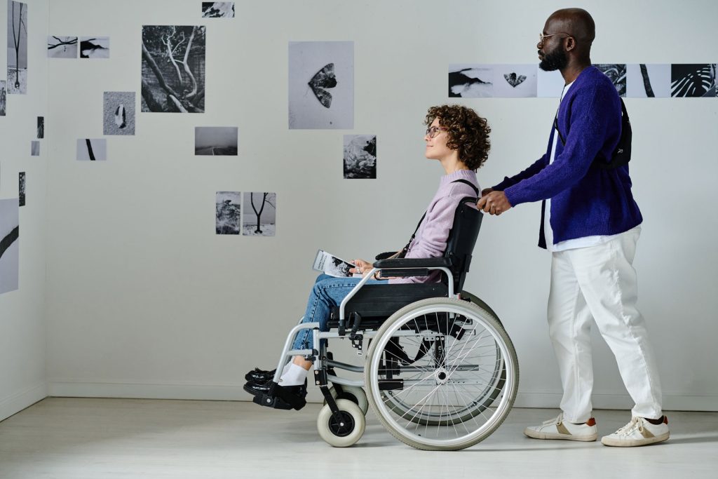 Woman with multiple sclerosis symptoms and her boyfriend in art gallery.